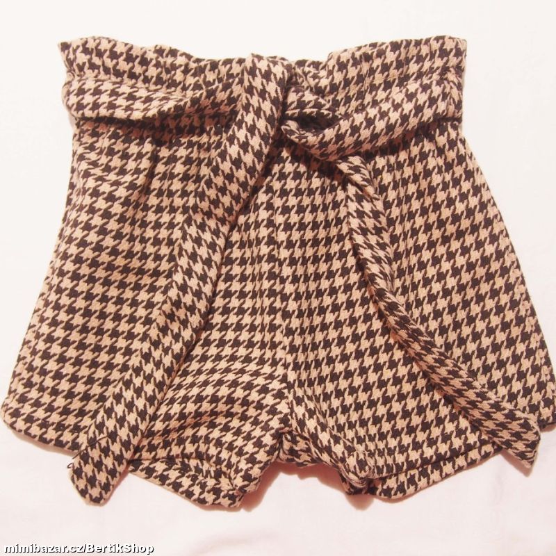 B130. Hnědé kraťasy