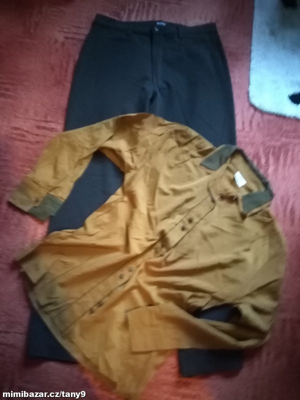 Tmavě hnědé kalhoty a košile