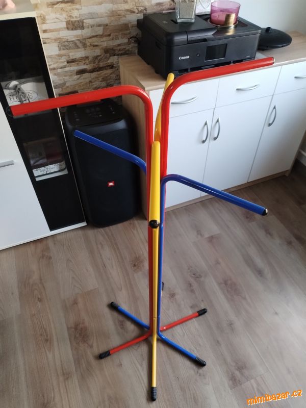 Dětský kovový stojan věšák