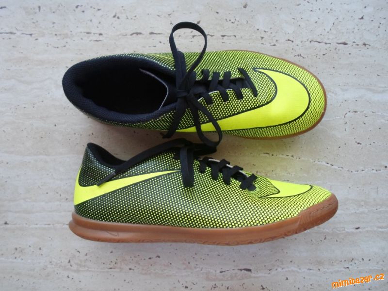 Černé tenisky botasky sálovky Nike