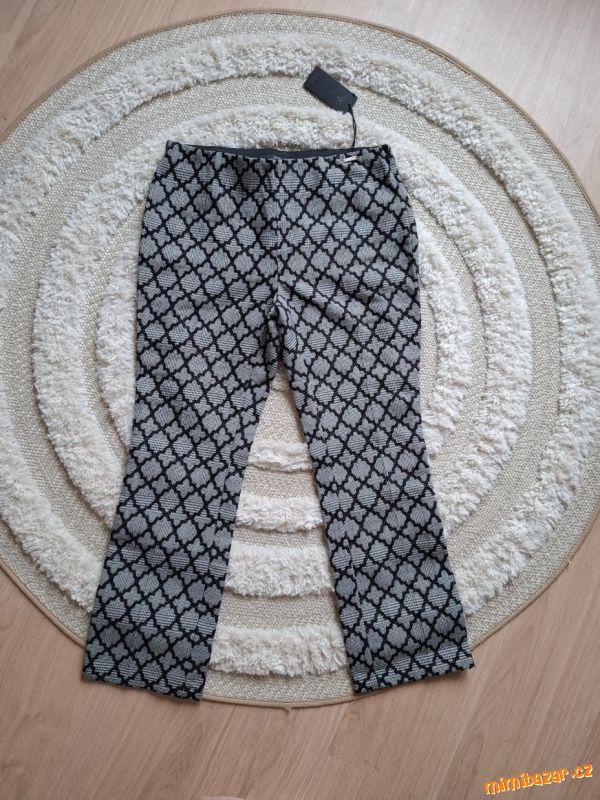 Šedé kalhoty se vzorem Guess
