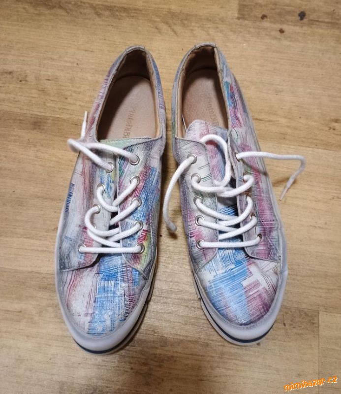 pěkné barevné boty