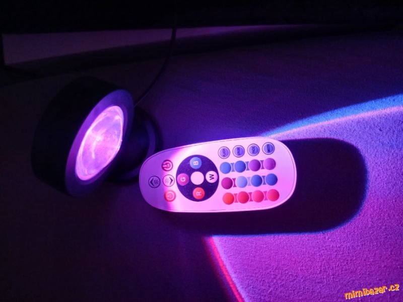 Lampička měnící barvy