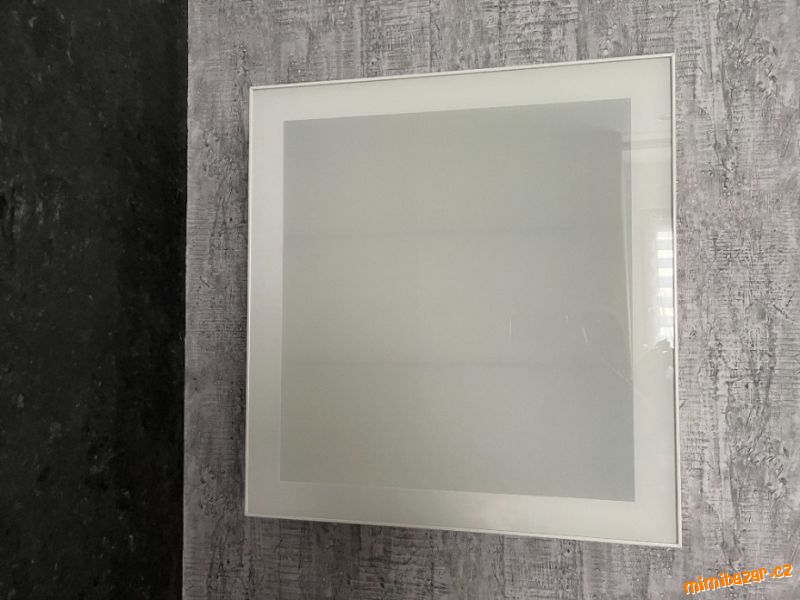 Skleněná skříňka Ikea Besta