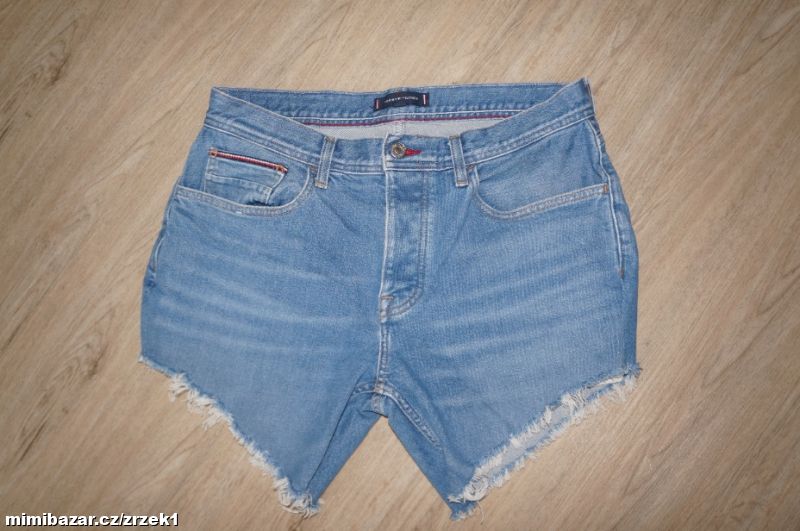 Tommy Hilfiger super džínové kraťasy vel.M