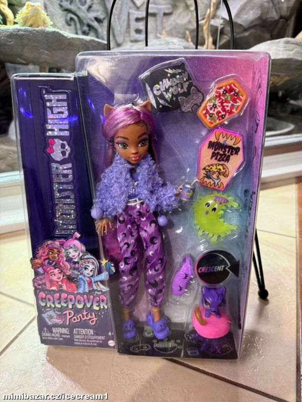 Panenka Monster High ve fialovém kabátku