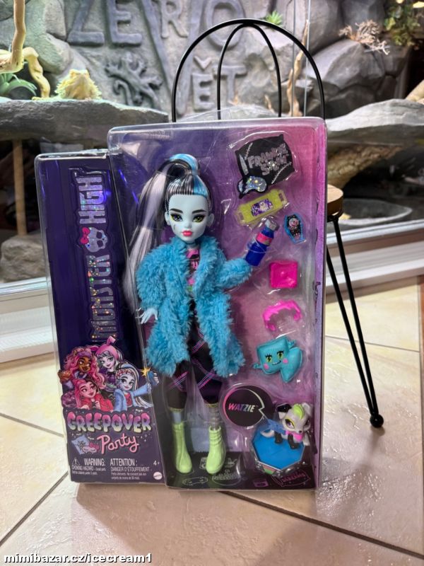 Panenka Monster High v modrém kabátku