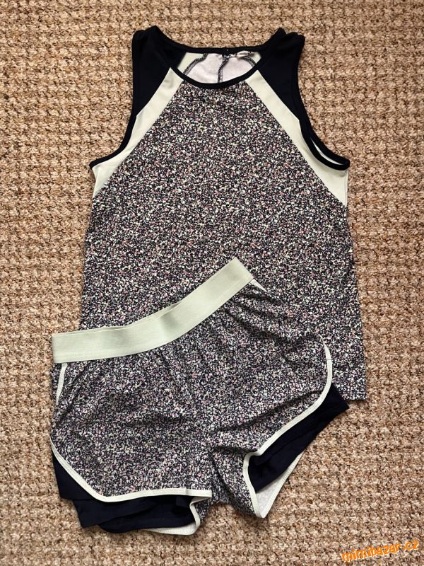 Sportovní souprava tílko, triko a kraťasy