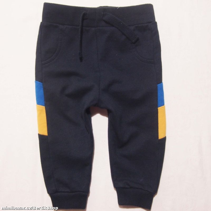 B518. Modré tepláčky