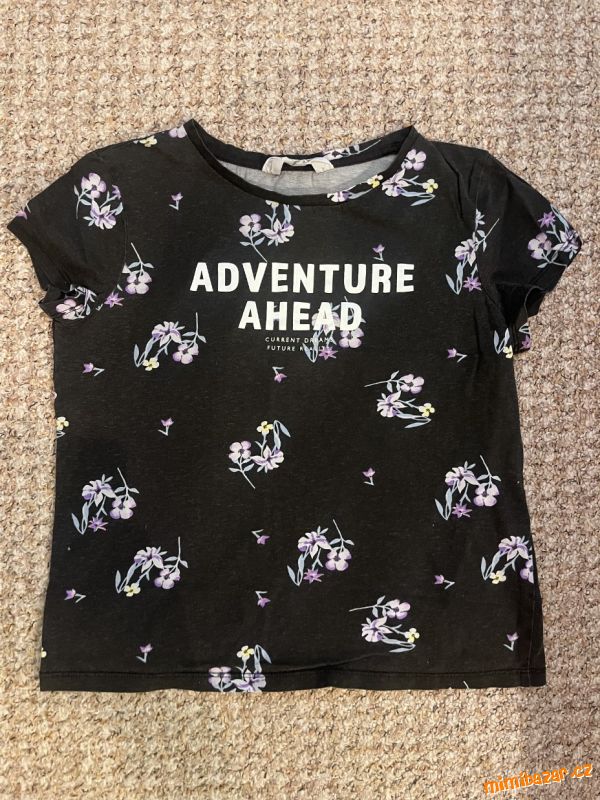 Černé dívčí tričko s kytičkami od H&M