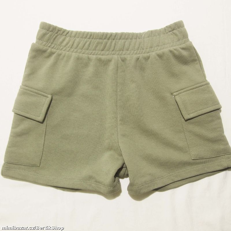 D34. Khaki kraťasy