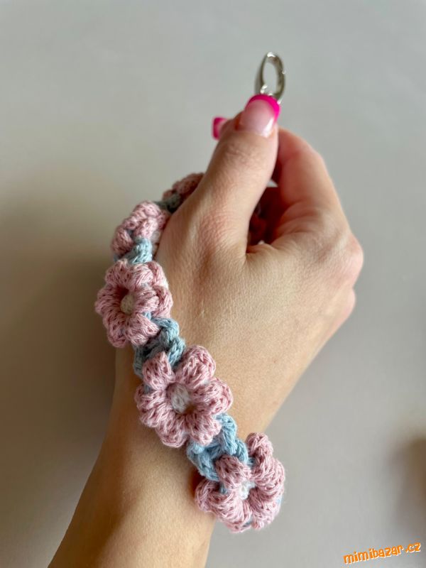 Květinové poutko na zápěstí - pastelově růžové