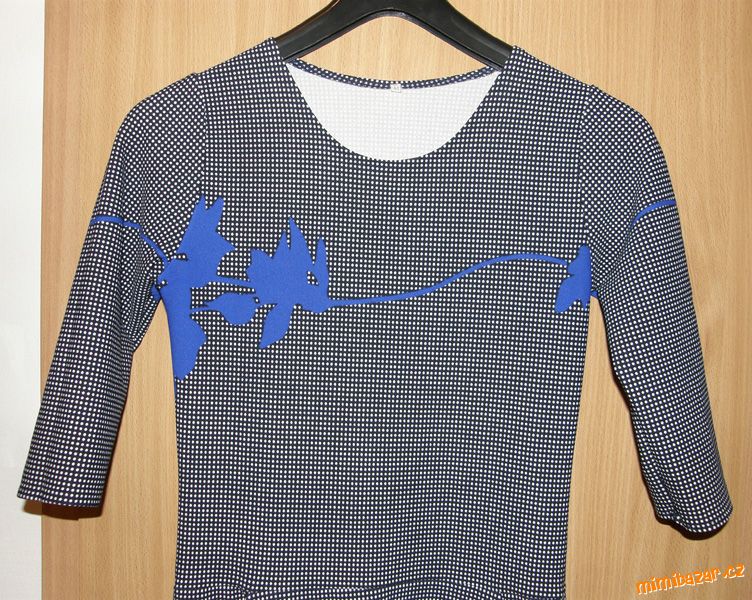 dlouhé černobílé puntíkované šaty s modrými květy