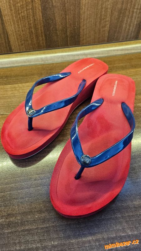 ČERVENÉ ŽABKY TOMMY HILFIGER