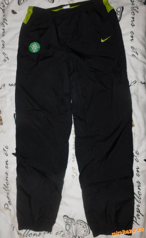 černé šusťákové kalhoty zn. NIKE