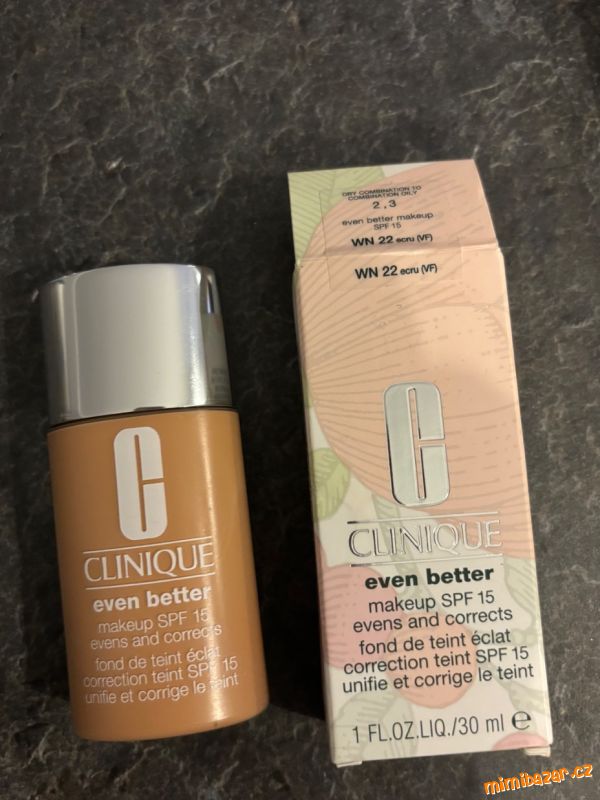 Lehký tekutý make-up Clinique WN22 ecru