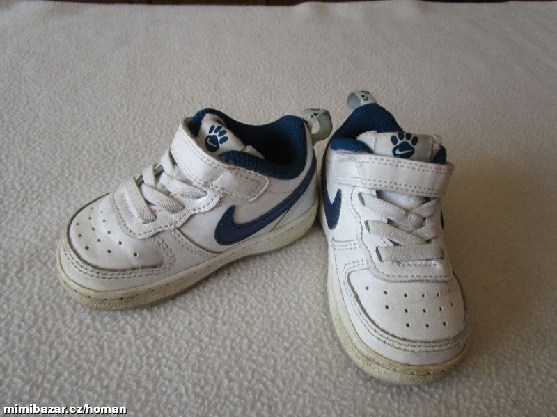 Pěkné tenisky Nike, č. 21, stélka 13 cm