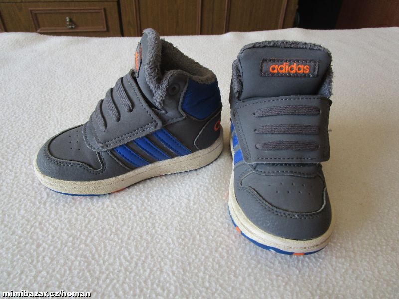Velmi pěkné oteplené kotn. tenisky Adidas č. 22