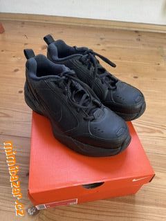 černé nike air monarch tenisky