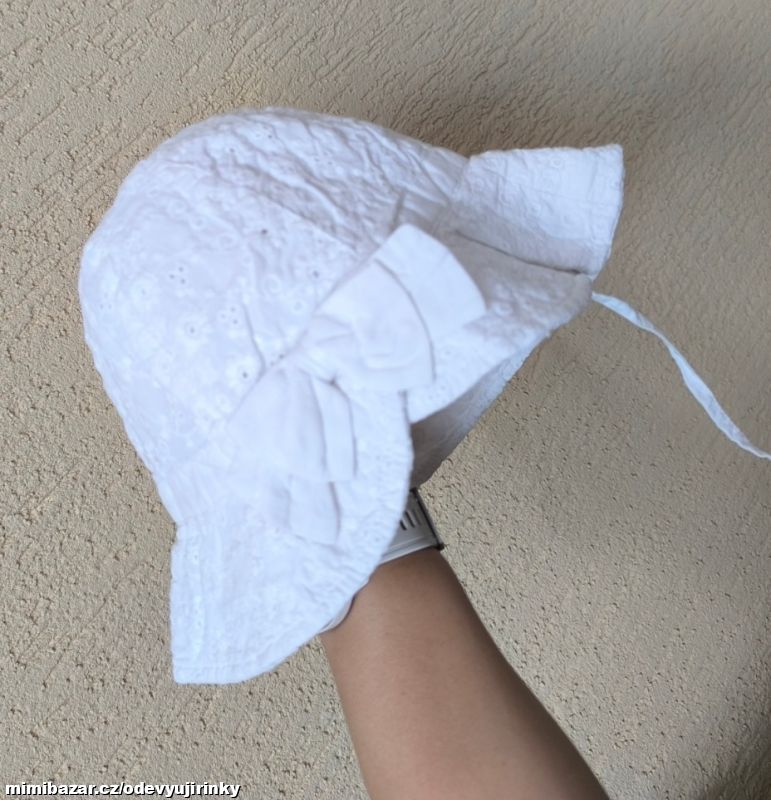 Bílý madeirový klobouček s mašlí