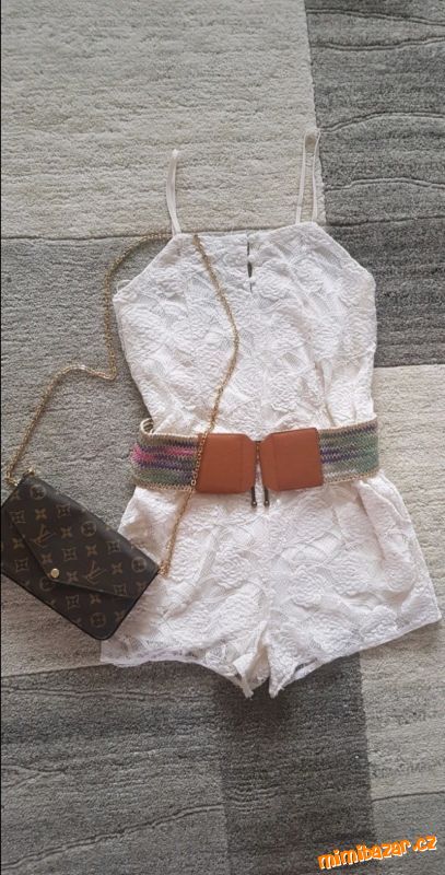 Krátký háčkovaný overal styl boho