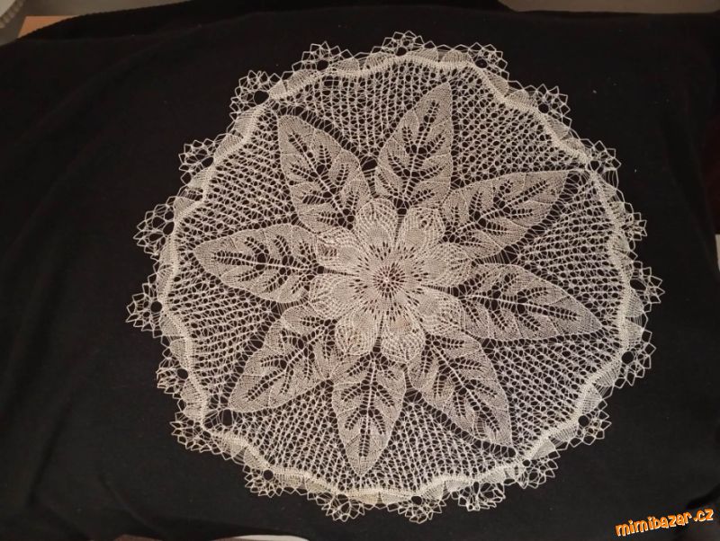 Starý, pletený ubrus, průměr 51 cm, dečka