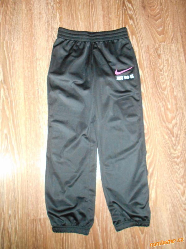 černé dívčí tepláky NIKE XL 156-166cm na 13-15 let