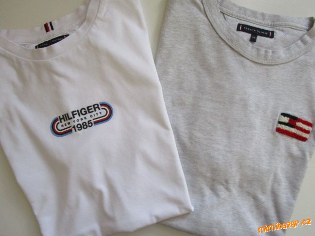 TRIČKA S POTISKEM A VÝŠIVKAMI TOMMY HILFIGER