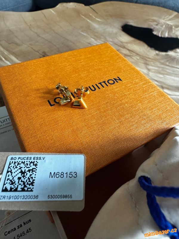 Louis Vuitton Essentials V Earrings