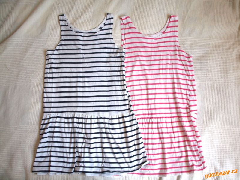 Dvoje šaty H&M nošené přes tričko, 134/140