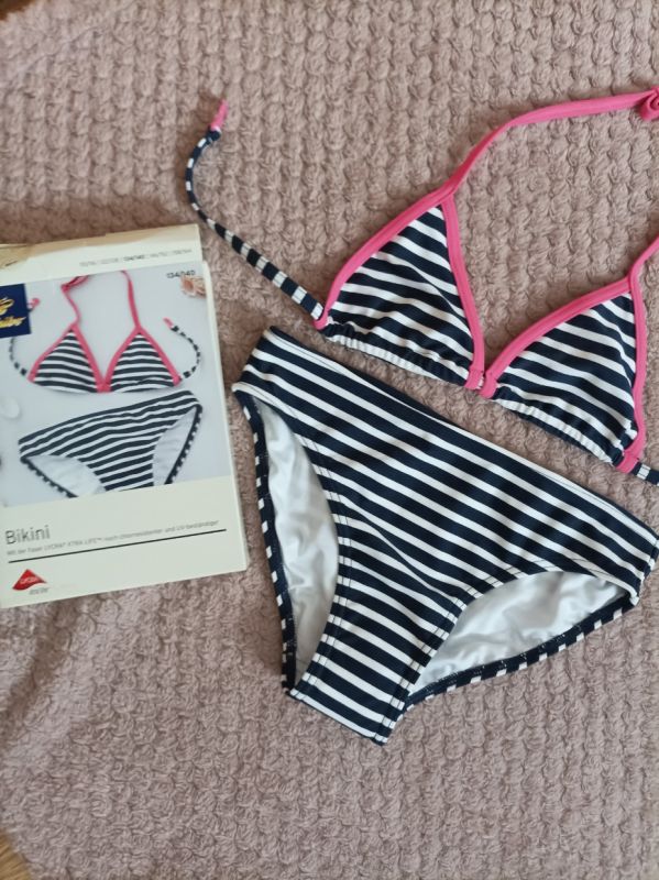 **Dívčí pruhované bikiny/plavky TCM*vel.134/140**