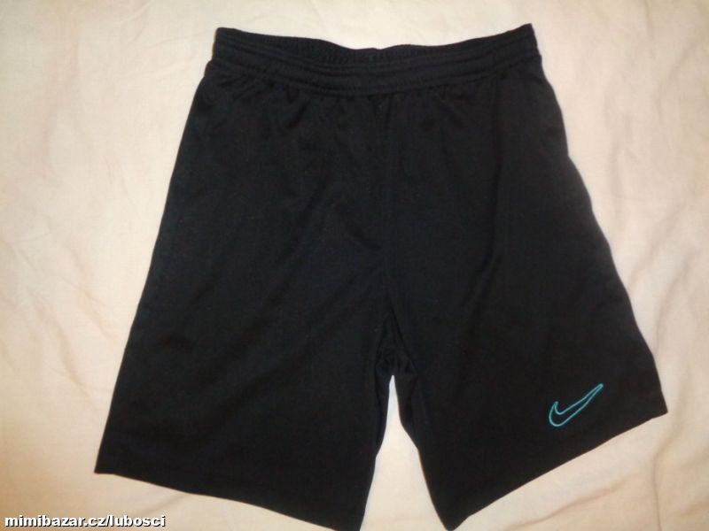 Super černé šortky Nike