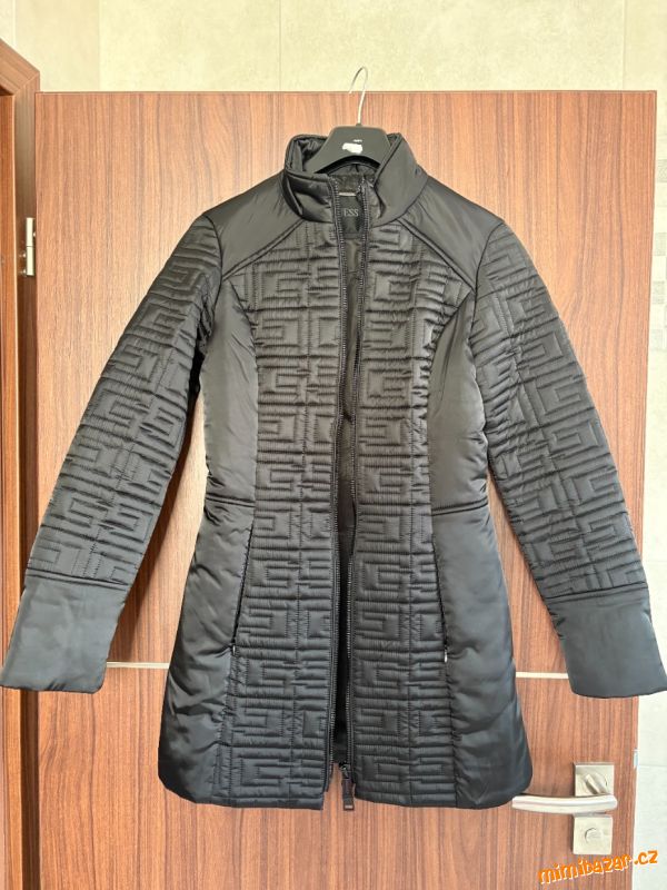 Krasny leskly bundo kabatek GUESS