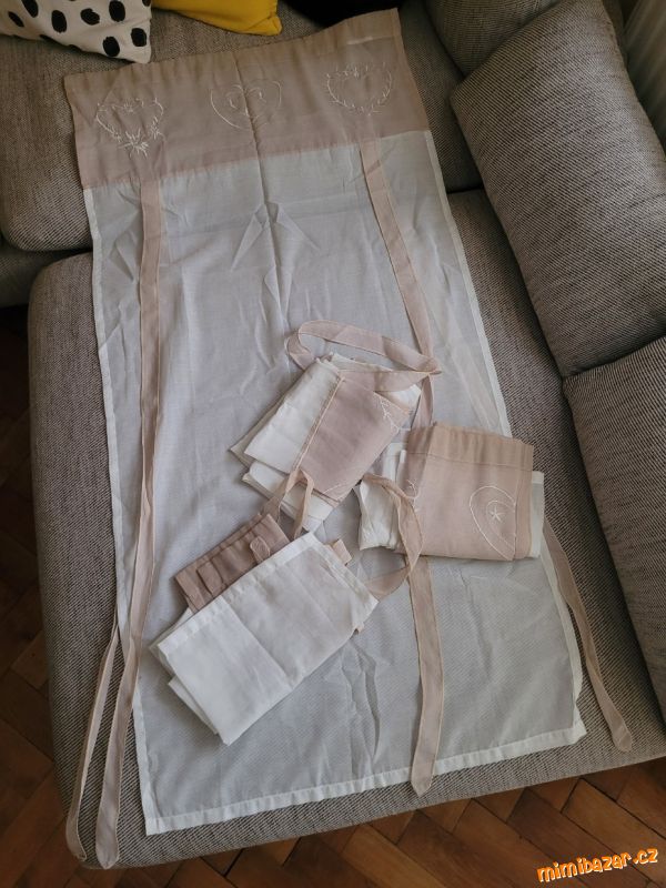 Sada záclon se srdíčky a vázacími stuhami