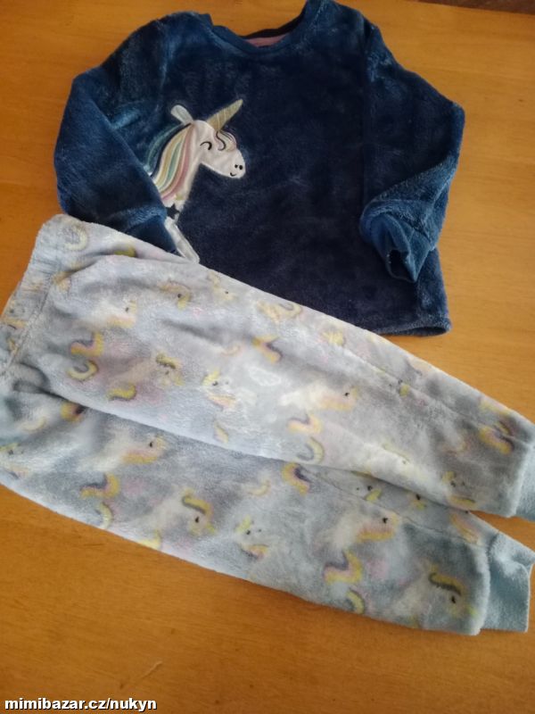 Dívčí pyžamo