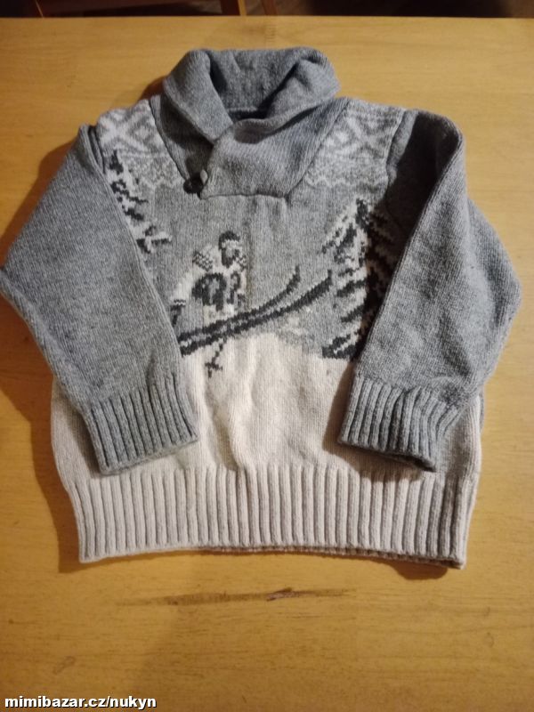 Pěkný chlapecký svetr