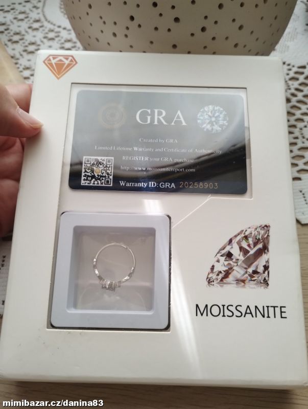 Stříbrný prstýnek Gra s moissanitem punc 925