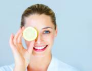 7 netradičních využití citrónů. Zbaví vás černých teček, zpevní nehty a vyživí rty