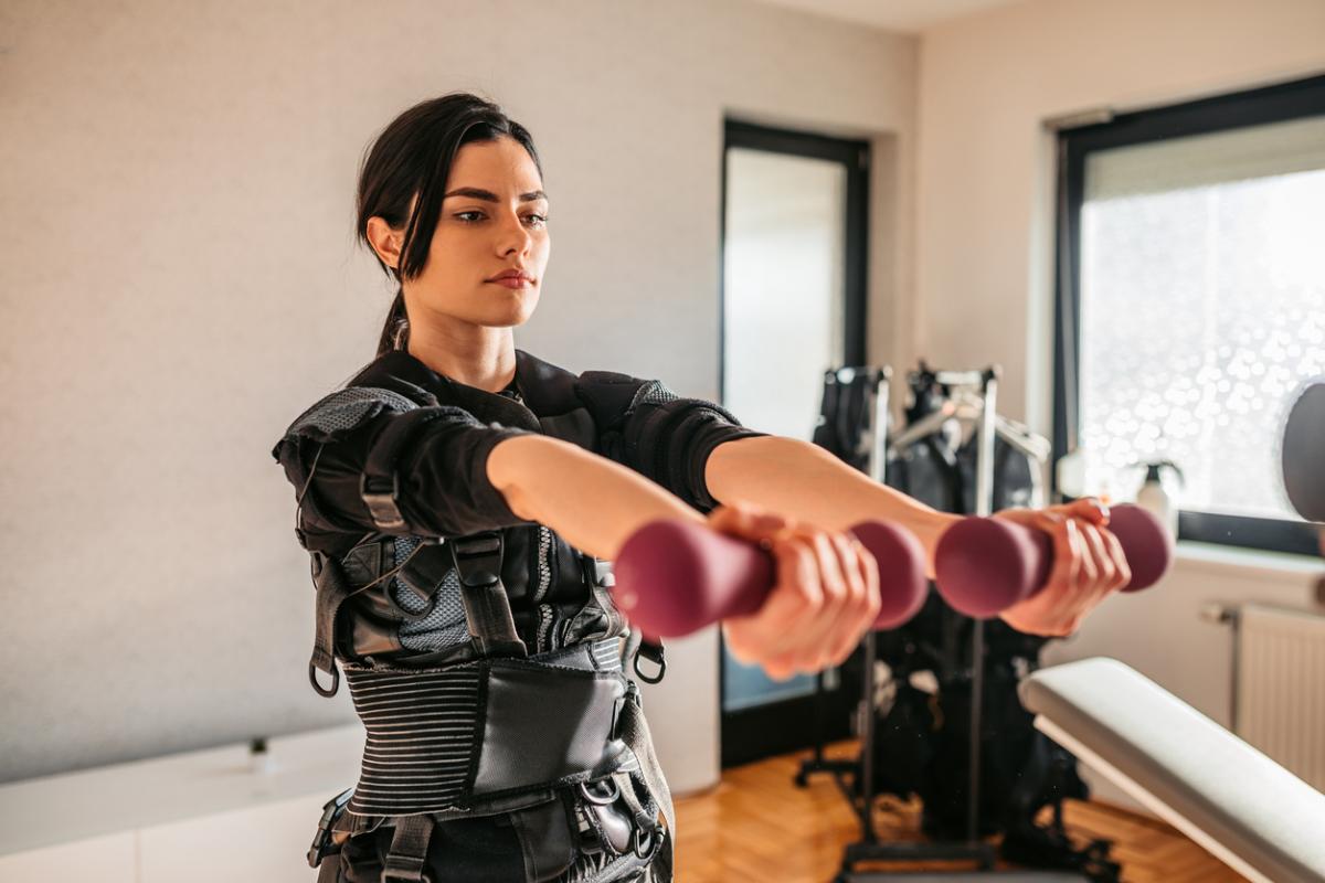 Zpevněte tělo elektřinou a pak se zmrazte: Co je EMS trénink a proč ho vyzkoušet?