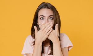 Trápí vás zápach z úst? Na vině mohou být mandlové kameny