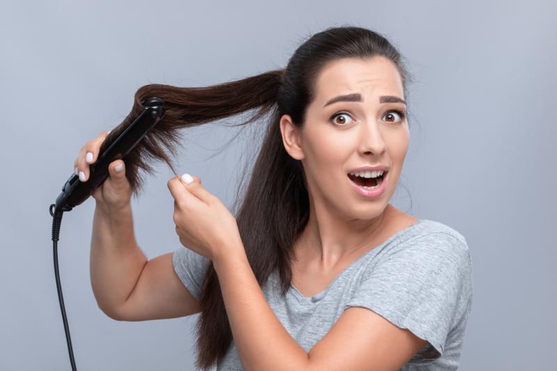 Jak si přestat žehlit vlasy?
