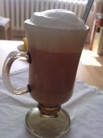 Kávička s mlékem místo šlehačky , bez mixéru, tentokrát od syna :-)