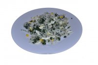 Bezlepkový tuňákový salát s rýžovými nudlemi, vajíčkem a špenátem