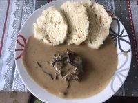 Hovězí na houbách s domácím houskovým knedlíkem