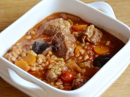 Hovězí kostky se zeleninou a špaldou