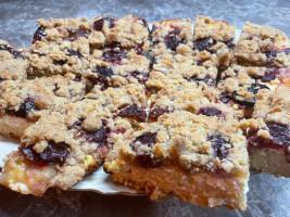 Švestková buchta s tvarohem a drobenkou