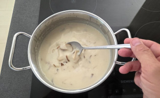 Bílá houbová polévka