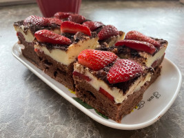 zákusek s jogurtovo-pudinkovým krémem